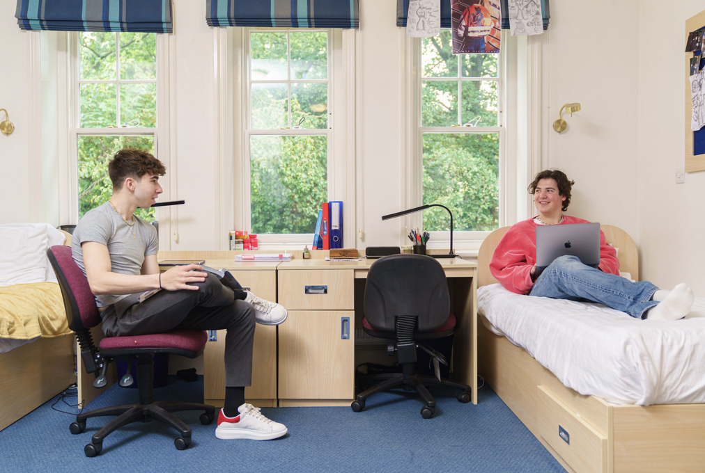 akademik.jpg uczniowie na kursie IB Introduction Oxford w akademiku