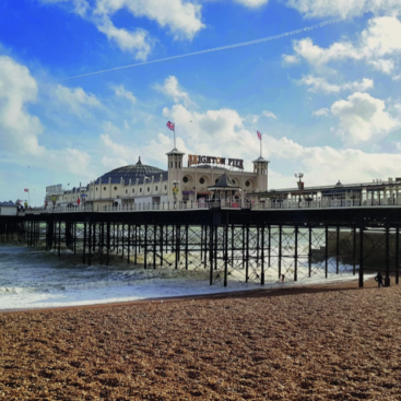 Międzynarodowa młodzież na kampusie letnim w Brighton