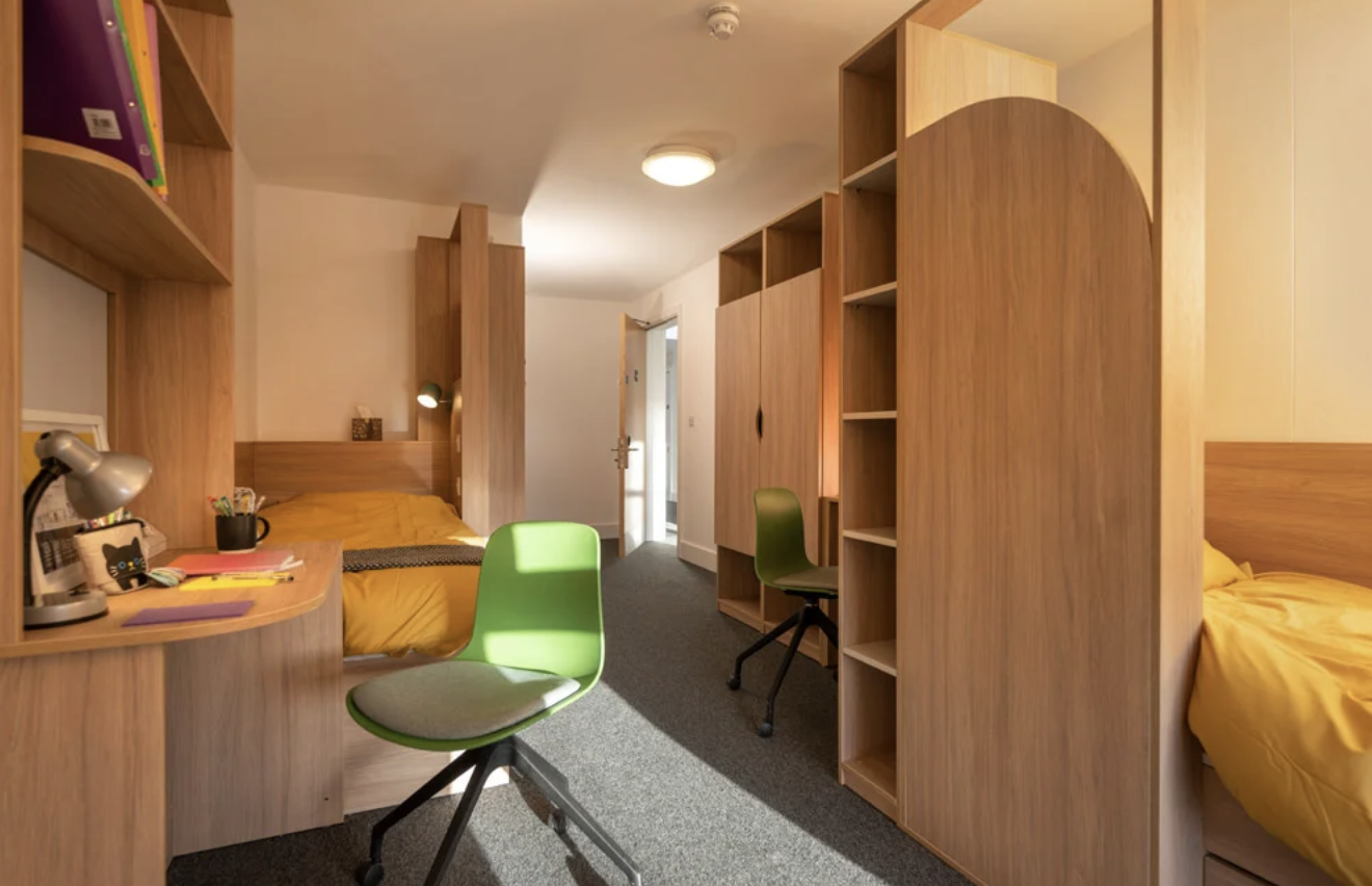 Jasna, nowoczesna sala wykładowa w OIC Brighton z uczniami podczas lekcji języka angielskiego Jasna, nowoczesna sala wykładowa w OIC Brighton z uczniami podczas lekcji języka angielskiego