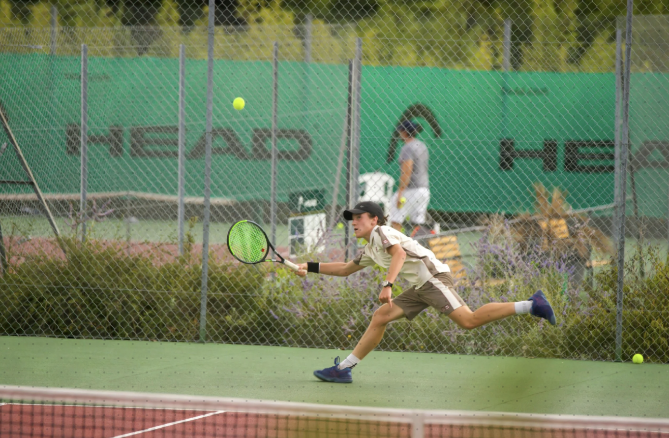 Grupa młodzieży ćwicząca tenis w Anglii Grupa młodzieży ćwicząca tenis w Anglii