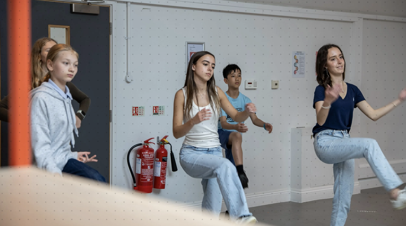 Grupa młodzieży ćwicząca układ choreograficzny na zajęciach artystycznych w Anglii Grupa młodzieży ćwicząca układ choreograficzny na zajęciach artystycznych w Anglii