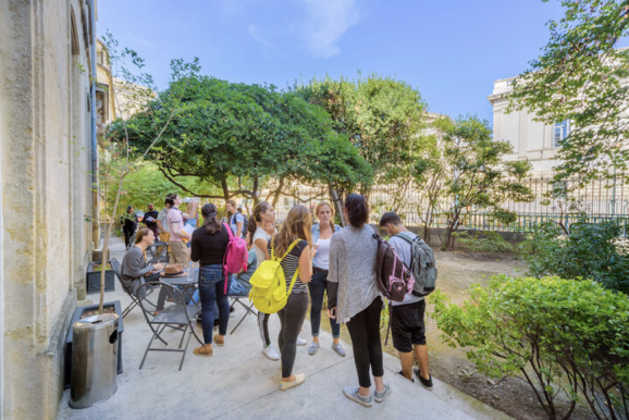Studenci uczący się francuskiego w Montpellier – międzynarodowe środowisko Studenci uczący się francuskiego w Montpellier – międzynarodowe środowisko