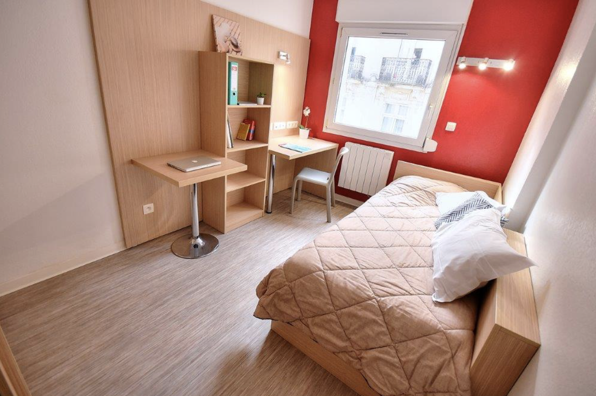 Dorośli studenci na kursie języka francuskiego w słonecznym Montpellier Dorośli studenci na kursie języka francuskiego w słonecznym Montpellier